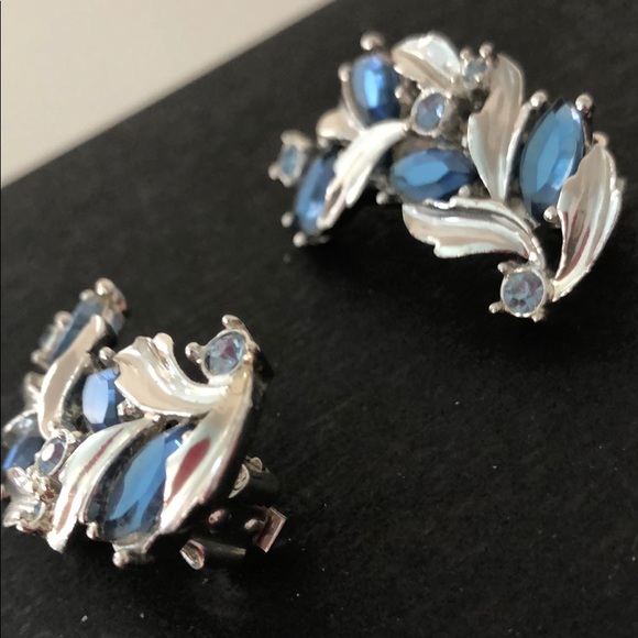 VINTAGE BLUE CRYSTAL GEM SILVER LEAF CLIP EARRINGS - Picture 3 of 8